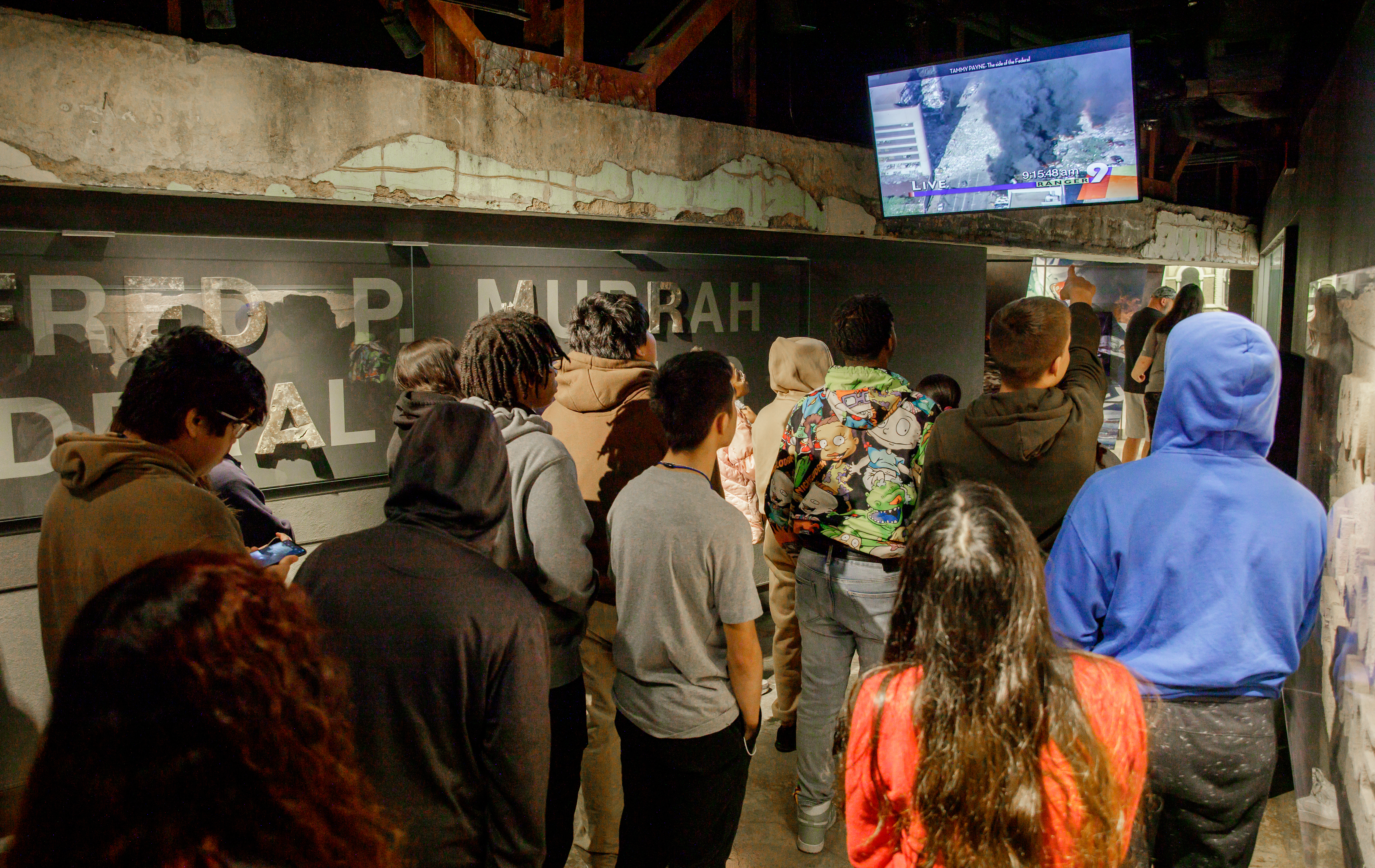 image d'un groupe de visiteurs dans le musée