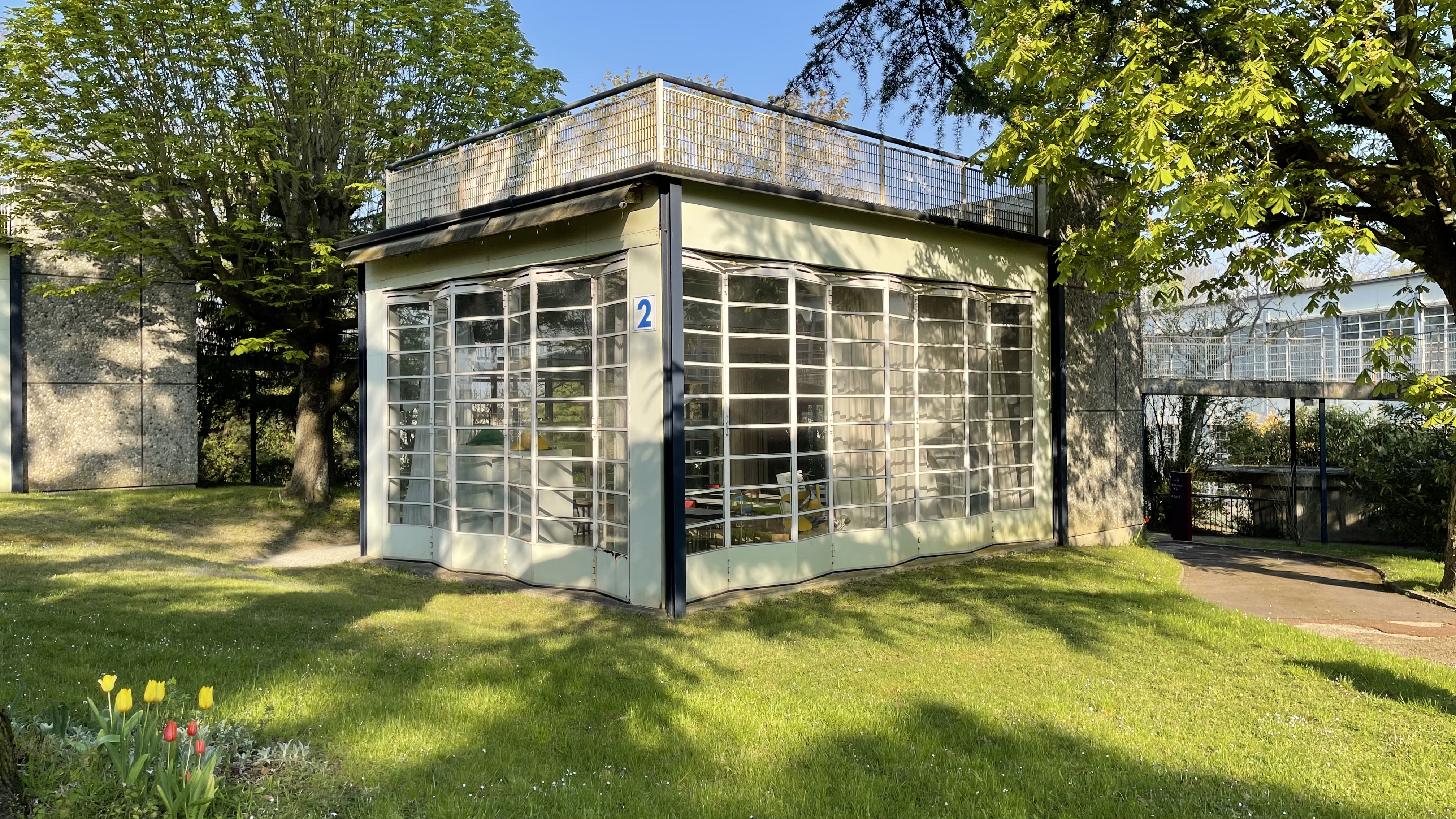 image d'un pavillon. Sa forme est rectangulaire, il est ensoleillé. 