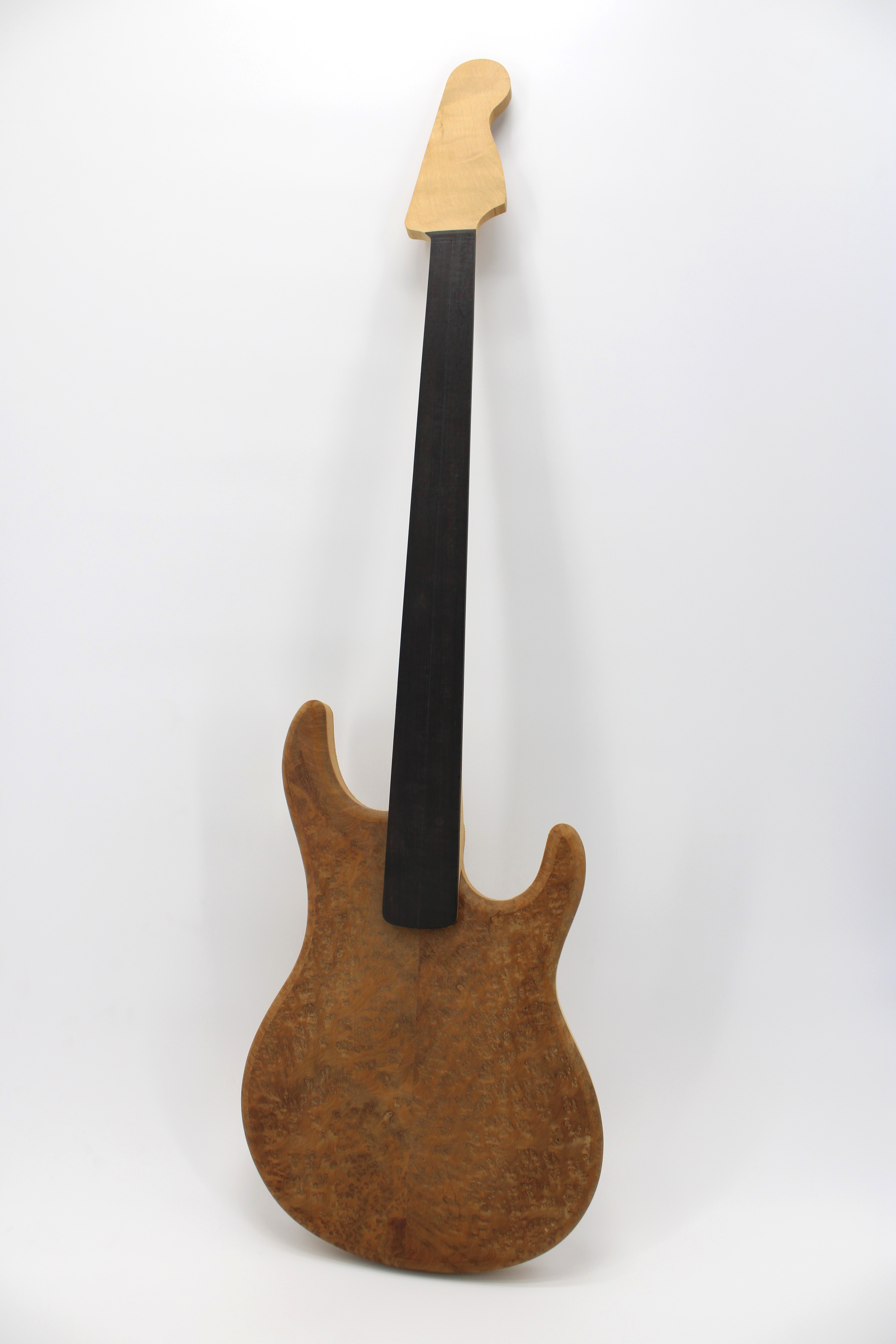 image d'une guitare en cours de fabrication