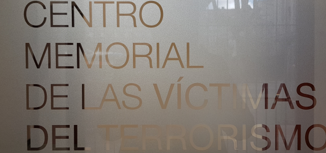 Plaque du centre Victoria Gasteiz pour la mémoire des victimes du terrorisme basque