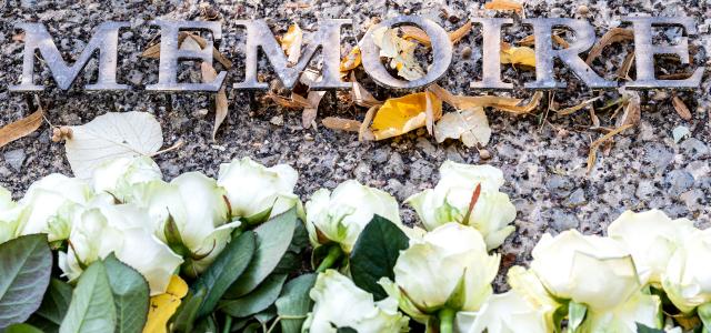 Plaque aux Invalides en hommage aux victimes du terrorisme 