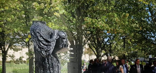 La statue-fontaine « Parole portée à la mémoire des victimes du terrorisme », du sculpteur Nicolas Alquin, est érigée dans le jardin de l’Intendant à l’Hôtel national des Invalides