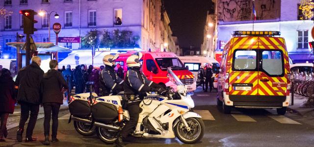 Camions de pompiers et policiers à l'extérieur du Bataclan