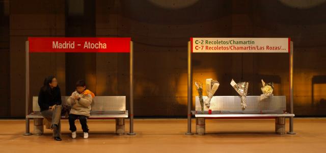 Bouquets de fleurs sur un banc de la gare d'Atocha à Madrid en hommage aux victimes de l'attentat 