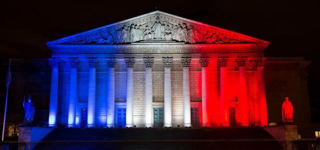Assemblée nationale aux couleurs du drapeau français suite aux attentats du vendredi 13 novembre 2015
