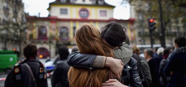 Deux femmes s'enlaçant devant le Bataclan le 16 novembre 2015