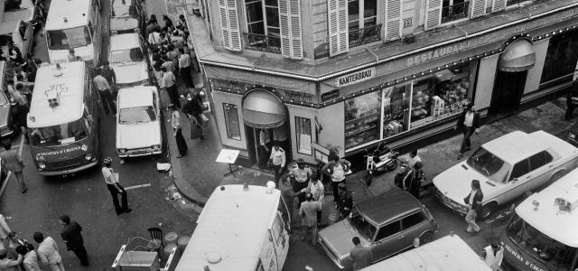 Ambulances devant le restaurant Golbenberg, rue des rosiers à Paris, après l'attentat du 9 aout 1982