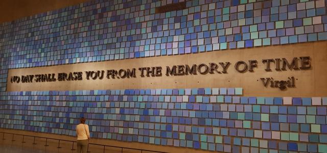 Fresque au 9/11 Memorial and Museum de New York où on peut lire "no day shall erase you from the memory of time"
