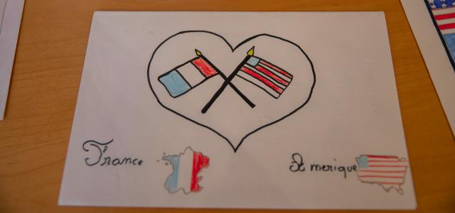 Dessin d'enfant représentant les drapeaux français et américains entrecroisés dans un coeur