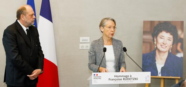 Elisabeth Borne (Première ministre) et Eric Dupont-Moretti (Garde des sceaux, ministre de la Justice) lors d'une cérémonie d'hommage à Françoise Rudetzki organisée le 13 mars 2023 à Vincennes