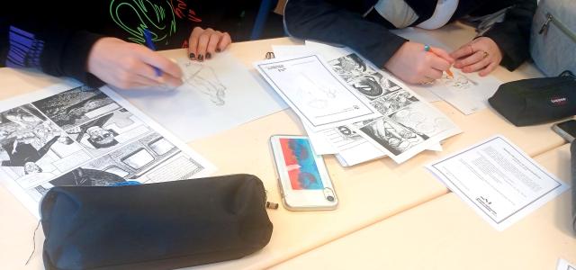 Photo d'élèves en train de dessiner lors d'une journée rencontre avec le dessinateur Fred Dewilde, rescapé du Bataclan