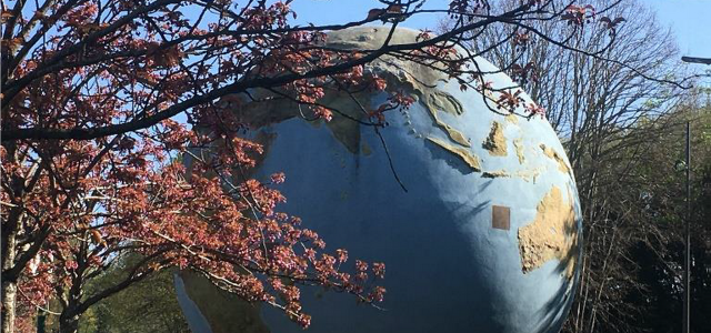 Photo du globe mappemonde de l’école en plein air de Suresnes