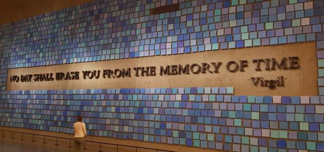 Mur du Musée du 11-Septembre de New-York portant l'inscription "No day shall erase you from the memory of time" (Virgile)) 