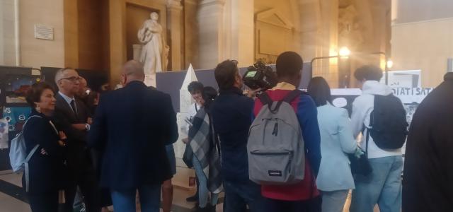Public en discussion lors de l'exposition pédagogique Regards sur le terrorisme