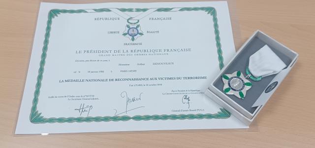 Diplôme et médaille nationale de reconnaissance aux victimes du terrorisme d'Arthur Dénouveaux