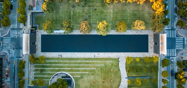 vue aérienne du Musée-mémorial national d'Oklahoma City. On observe un plan d'eau entouré d'un jardin et d'arbres