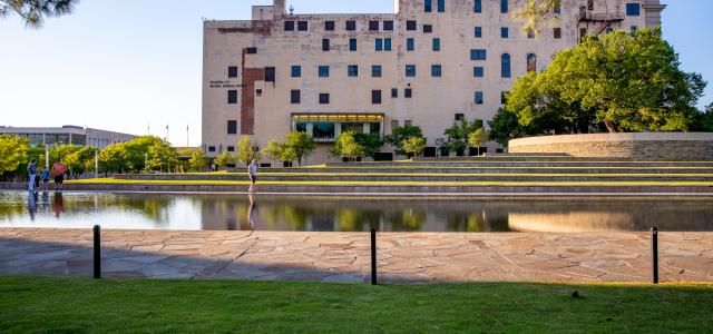 Photographie du Musée mémorial national d'Oklahoma City présentant un jardin et une retenue d'eau