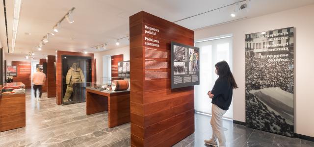 image d'une personne lisant un cartel d'exposition