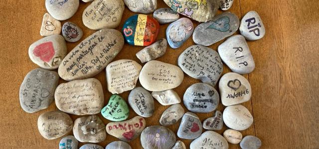 Ensemble de galets peints en hommage aux victimes de l'attentat du 14 juillet 2016 à Nice