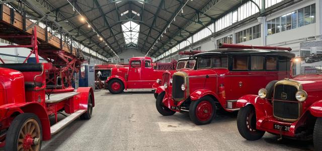 Véhicules de pompiers de différentes époques