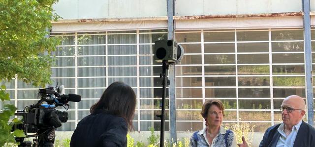 Tournage dans les jardins de l'Ecole de Plain air de Suresnes avec Elisabeth Pelsez et Henry Rousso pour la chaine NHK