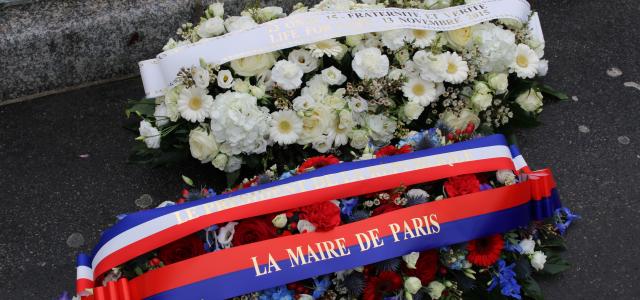 Gerbes de fleurs avec ruban déposées en hommage aux victimes du 13-Novembre