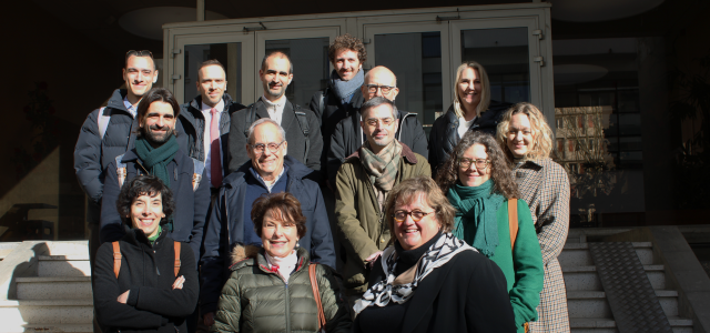 Photo de groupe des directeurs de musée devant l'entré de la caserne Lourcine