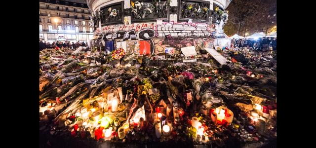 Fleurs et bougies déposés place de la République au lendemain des attentats du Bataclan