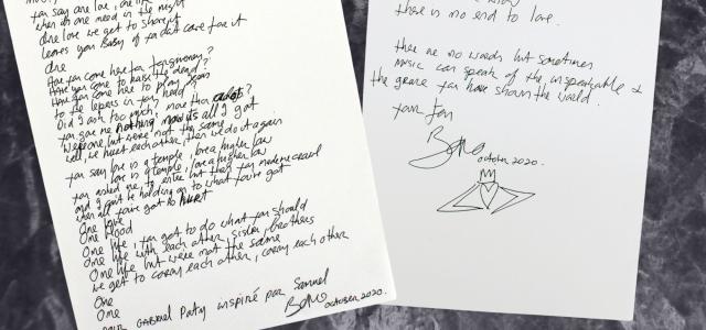 Deux lettres manuscrites posées sur un fond foncé