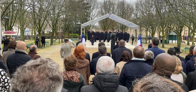 Vue depuis le public de la tribune sur laquelle se déroule l'hommage aux victimes du terrorisme dans le jardin des invalides