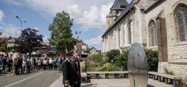 Officiels se recueillant  devant un mémorial