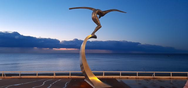 Vue de nuit de la sculpture L'Ange de la baie