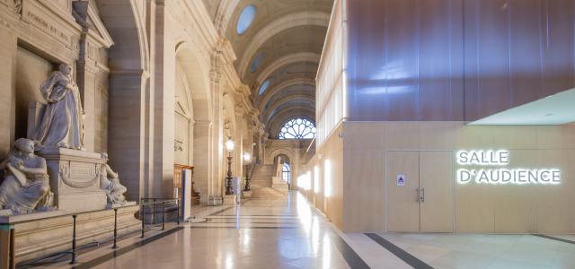 Vue de l'extérieur de la salle des grands procès du Palais de Justice de Paris