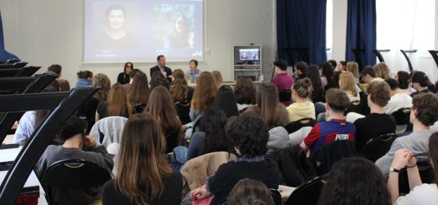 Photo d'élèves à l'écoute lors d'une rencontre avec Marie Hourcastagnou et Hager Ben Aouissi au lycée Charlemagne à Paris