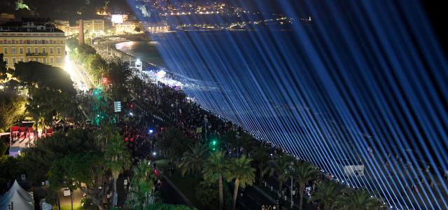 Faisceaux lumineux allumés en souvenir des 86 victimes de l'attentat du 14 juillet 2016 à Nice