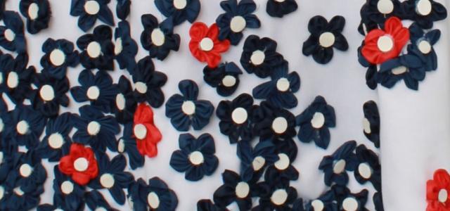 Fleurs rouge et bleu brodées sur fond blanc