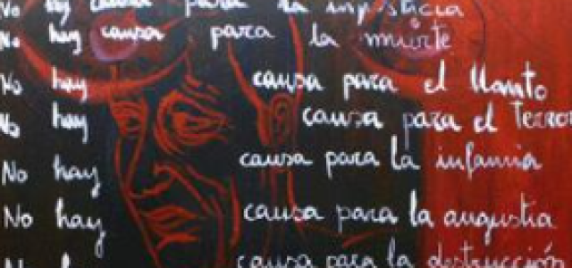 Illustration représentant visage stylisé aux traits tourmentés en rouge et noir sur un fond sombre et rouge sang, sur lequel de superposent des lignes manuscrites en écriture cursive blanche listant en espagnol des souffrances humaines
