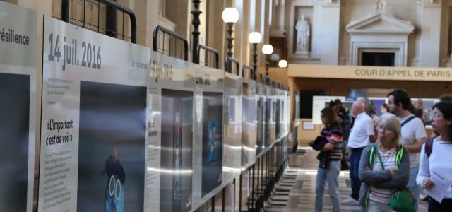 Public de l'exposition  photographique "Face au terrorisme, un patrimoine à inventer" lors des JEP 2026 à la Cour d'appel de Paris