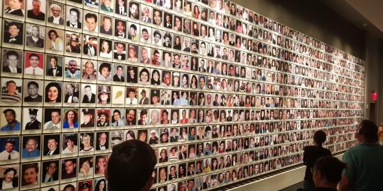 Fresque de portraits de victimes du 11 septembre, exposée au National September 11 Memorial & Museum à New York