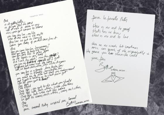 Deux lettres manuscrites posées sur un fond foncé