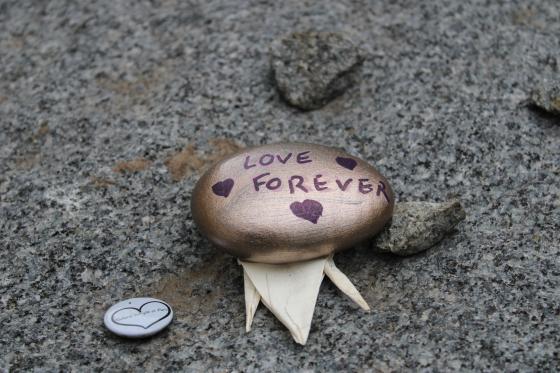 Galet peint déposé au Jardin du 13 Novembre