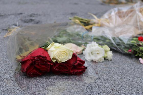 Bouquets de fleurs déposés au Jardin du 13 novembre