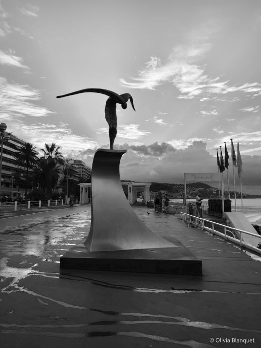 Vue noir et blanc de la sculpture l'Ange de la baie