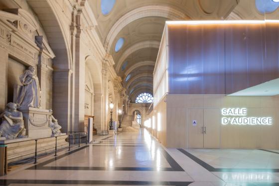 Vue de l'extérieur de la salle des grands procès du Palais de Justice de Paris