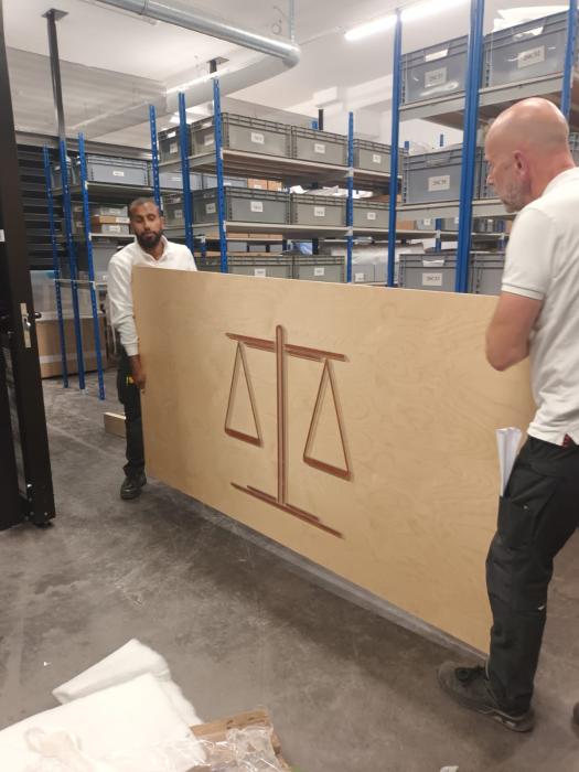 Panneau de bois avec la balance de la Justice