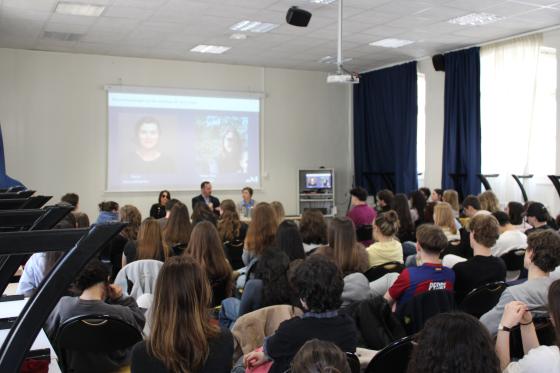 Photo d'élèves à l'écoute lors d'une rencontre avec Marie Hourcastagnou et Hager Ben Aouissi au lycée Charlemagne à Paris