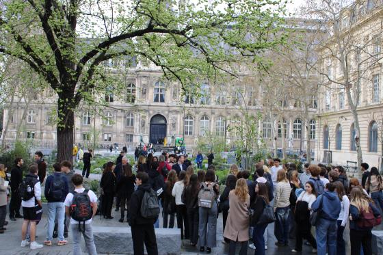 Photo d'élèves se recueillant au jardin du 13 Novembre à paris