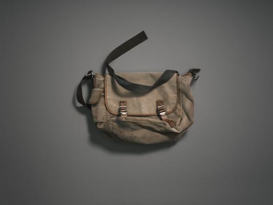 Sacoche beige sur fond gris