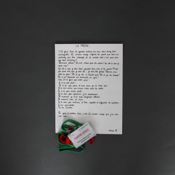 Lettre manuscrite et badge avec cordons rouge et vert