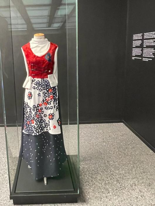 Vitrine contenant une robe de style norvégien